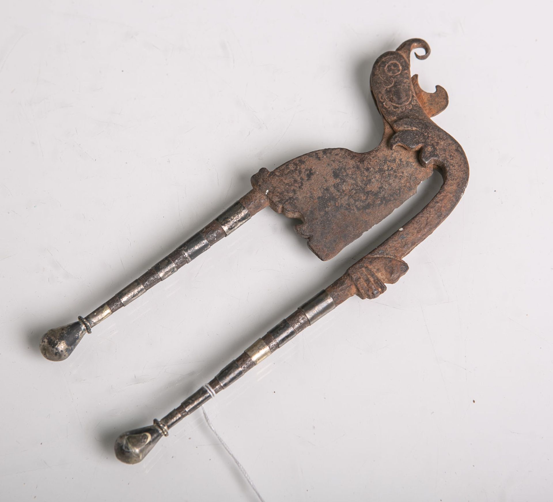 Betelnuss-Schneider (wohl Asien, wohl 19. Jahrhundert), aus Eisen, mit figürlicherDarstellung (