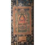 Tanga (wohl Tibet, 18. Jahrhundert), im Zentrum Buddha Sakyamoni in Padmasana auf einemLotusthron,