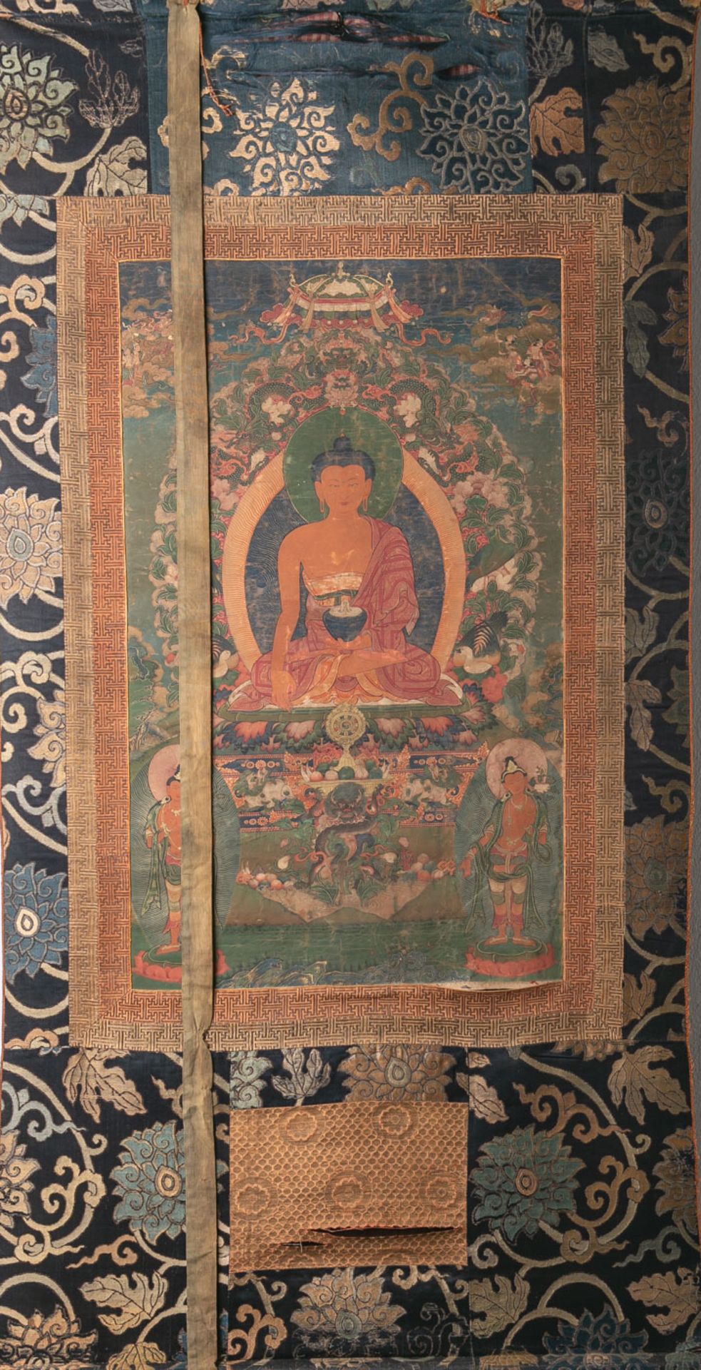 Tanga (wohl Tibet, 18. Jahrhundert), im Zentrum Buddha Sakyamoni in Padmasana auf einemLotusthron,