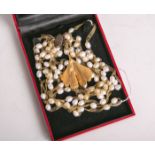 Konvolut Modeschmuck, bestehend aus: Perlencollier sowie einem vergoldeten Ginkgoblatt.