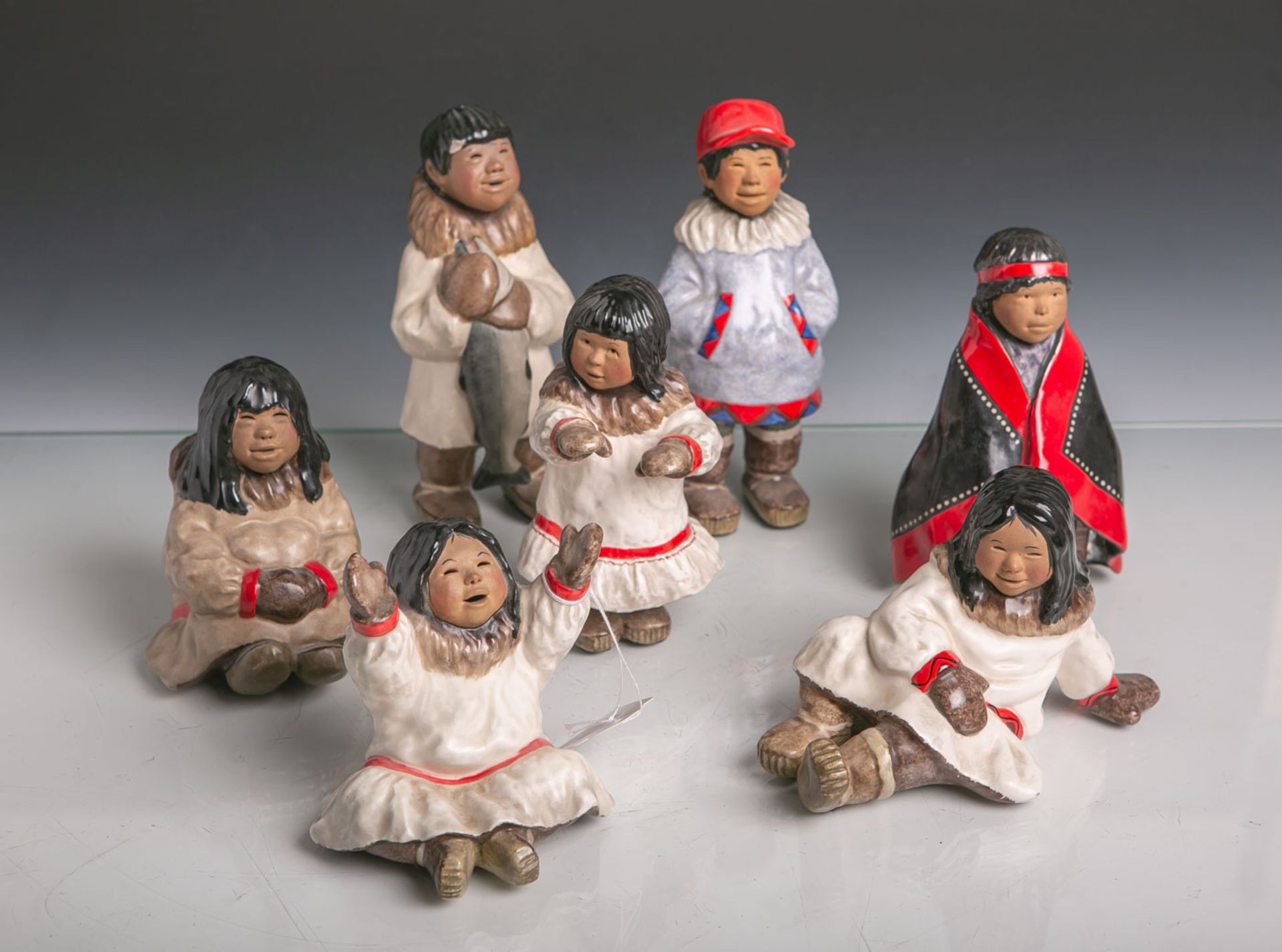 7 kl. Kinderfiguren von Eskimos von JCPenney, Serie "Alaska Figurine Collection", je sign.(