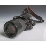 Sony-Digitalkamera "SLT-A55V" (Thailand), Gehäuse-Nr. 4706604, Objektiv Tamron (China),Nr. 671256,