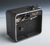 Nizo Cine-Filmkamera "F-9 ½" (1925), Pathe-Filmkamera, Abdeckung fehlt.