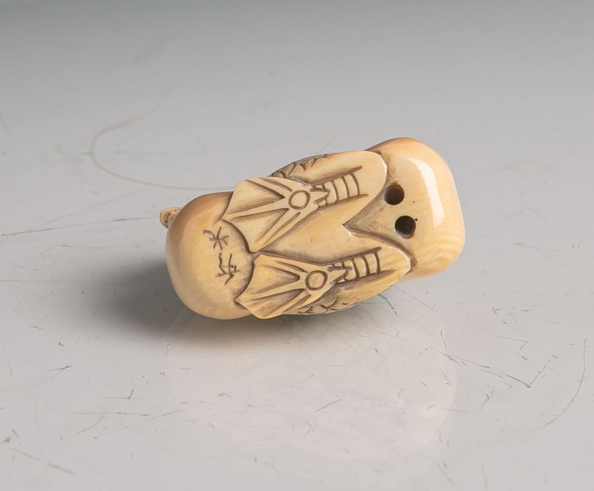 Elfenbein-Netsuke (Provenienz Japan, wohl 19. Jahrhundert), Darstellung einer Ente, wohlsog. - Bild 2 aus 2