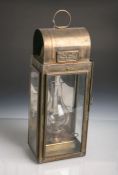 Petroliumlampe aus Messing (England, 20. Jahrhundert), 3-seitige Verglasung, Plakette:"Bosun