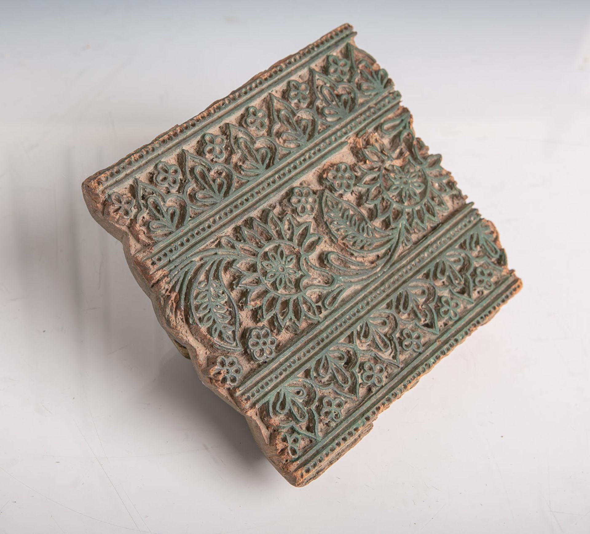 Stoffdrucksiegel (Asien, wohl 19./20. Jahrhundert), mit Blumenmotiven, ca. 15 x 14 cm.