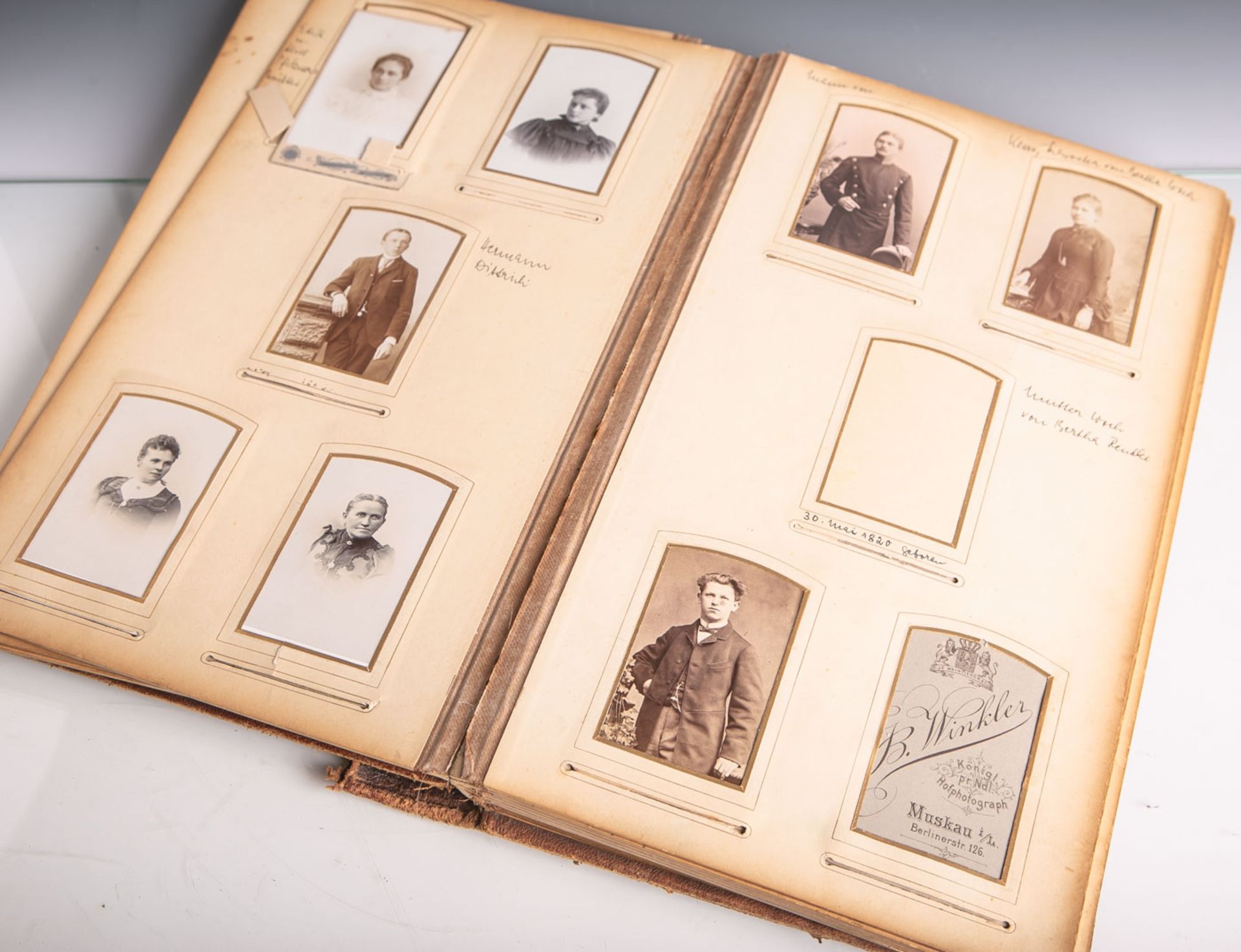 Altes privates Fotoalbum (1910-1925), mit zahlreichen Schwarzweißfotografien (u.a. - Bild 2 aus 2