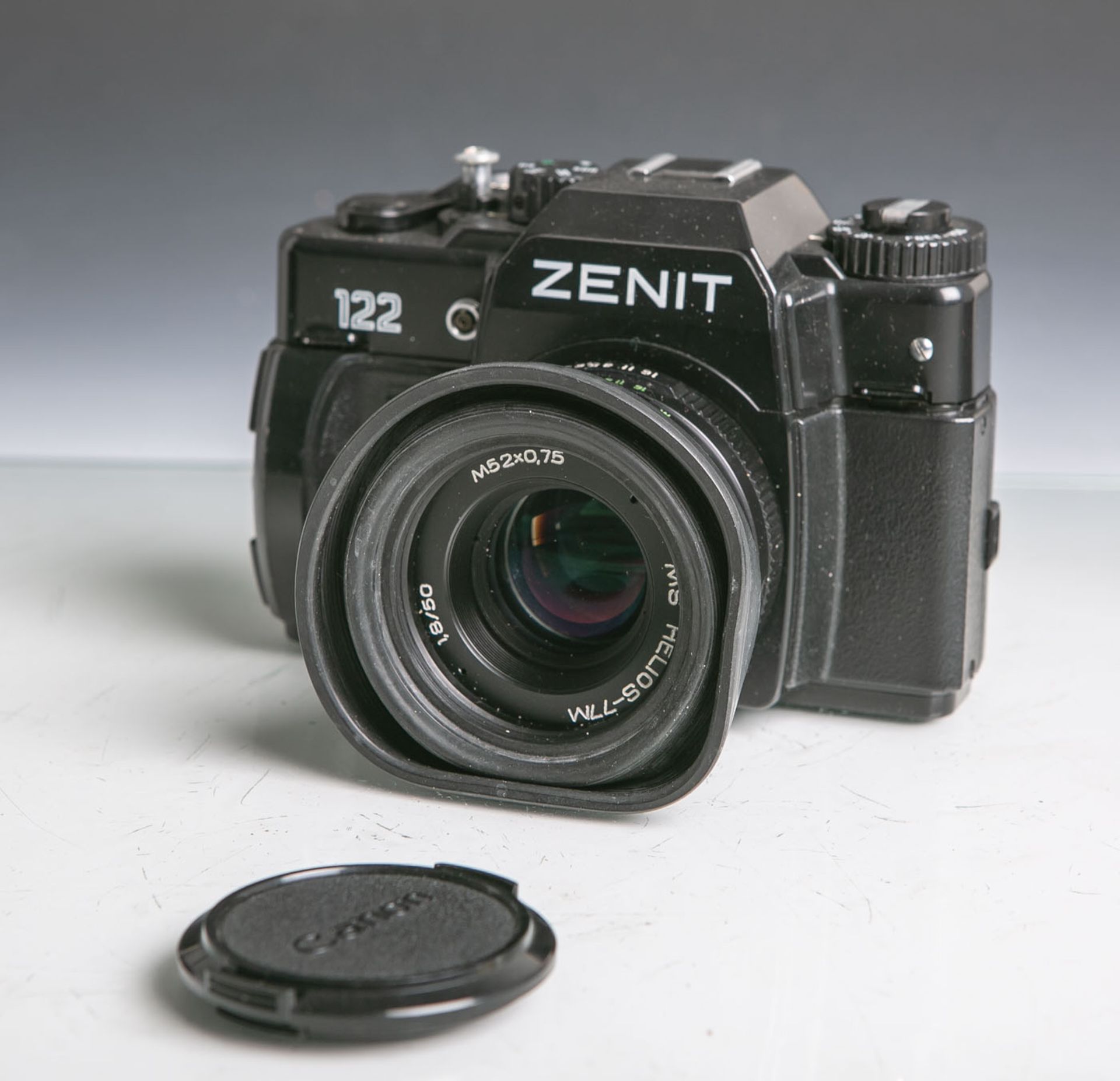 Zenit-Fotokamera "122" (Russland), Gehäuse-Nr. 98016295, Objektiv MS Helios-77M, M52x0,75,1,8/50,