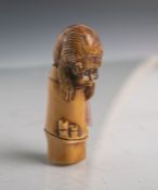 Elfenbein-Netsuke (Provenienz Japan, Alter unbekannt), affenähnliches Tier auf einemBambusrohr