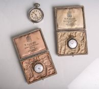 Konvolut von 3 alten Taschenuhren, bestehend aus: 2x kl. Damenuhr in Silber, teilsvergoldet, je im