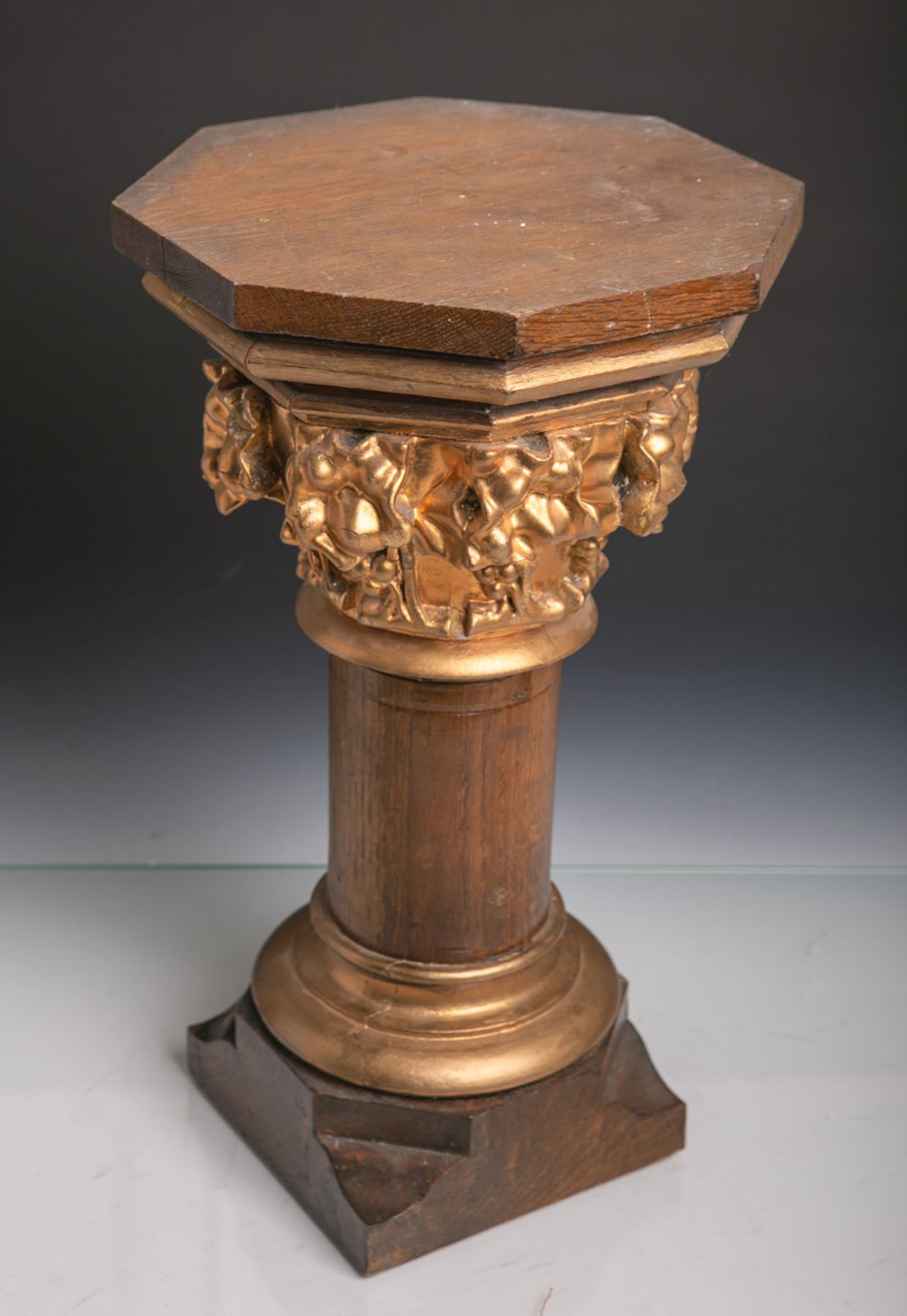 Konsole in Form einer Säule (19. Jahrhundert), Eichenholz, teils geschnitzt u. vergoldet,