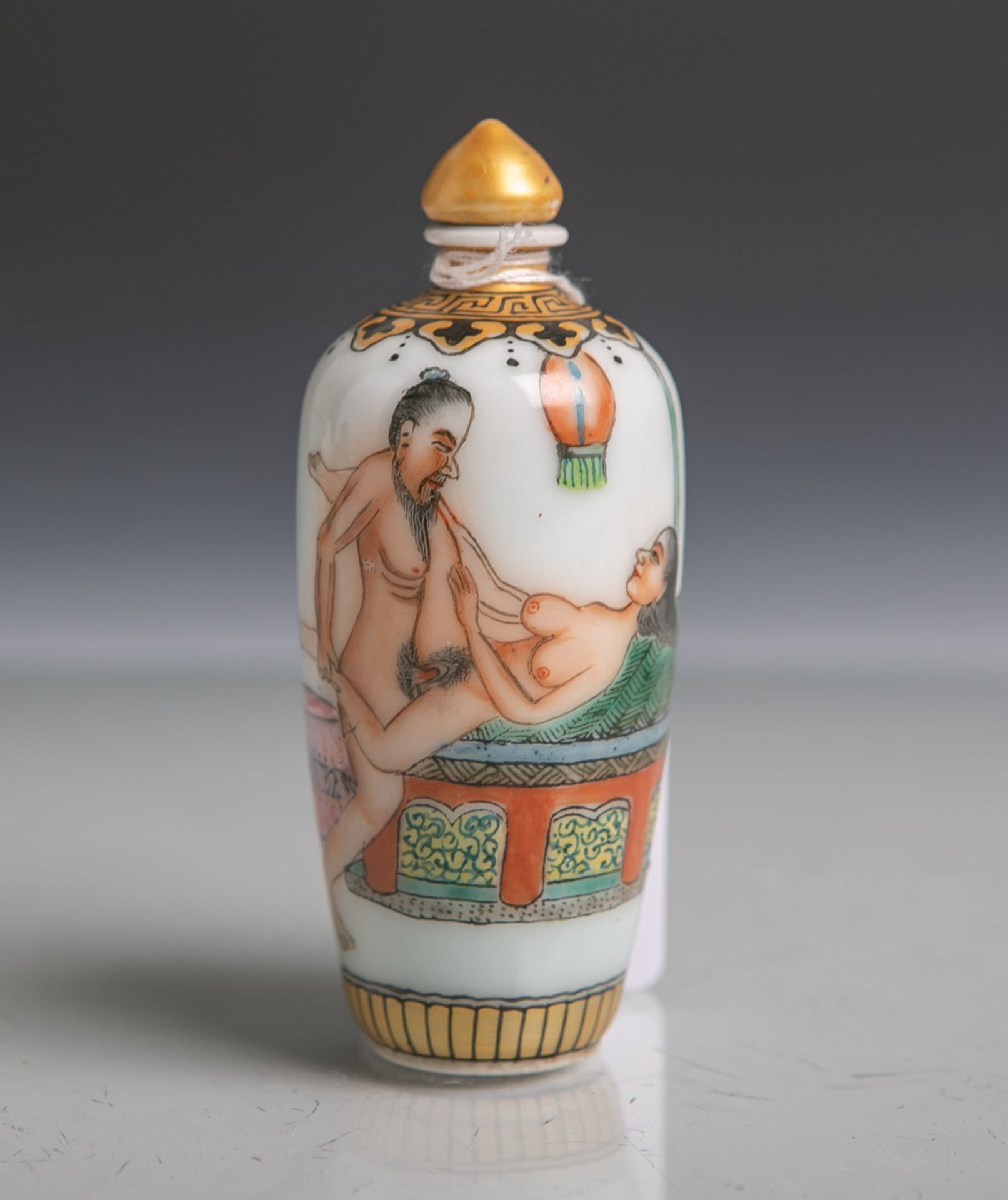 Snuffbottle aus Porzellan (China), erotische Darstellung, polychrome Bemalung,