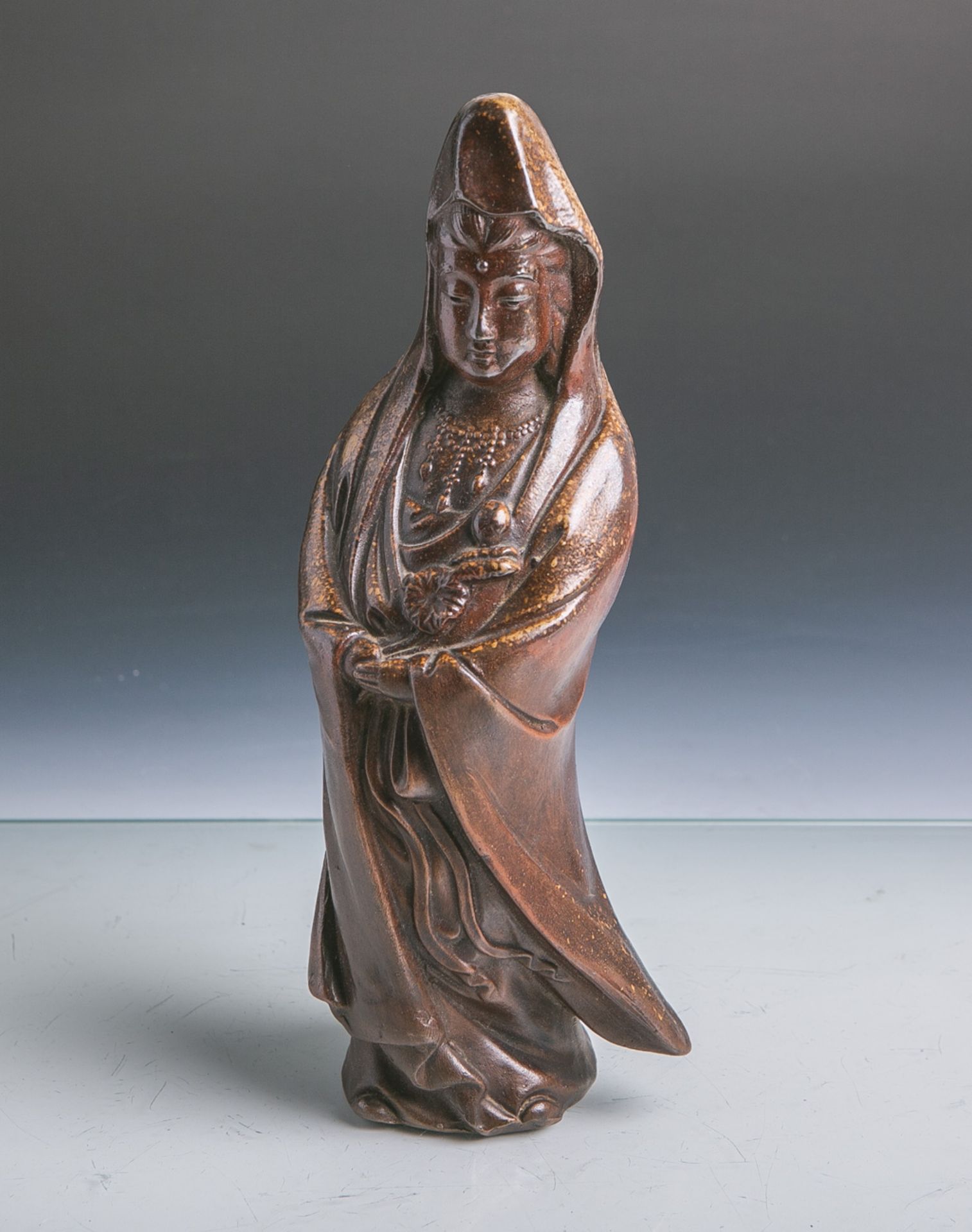 Tonfigur Guanyin Buddha (China, um 1900), stehende Figur eines Buddhas im Gewand, braun