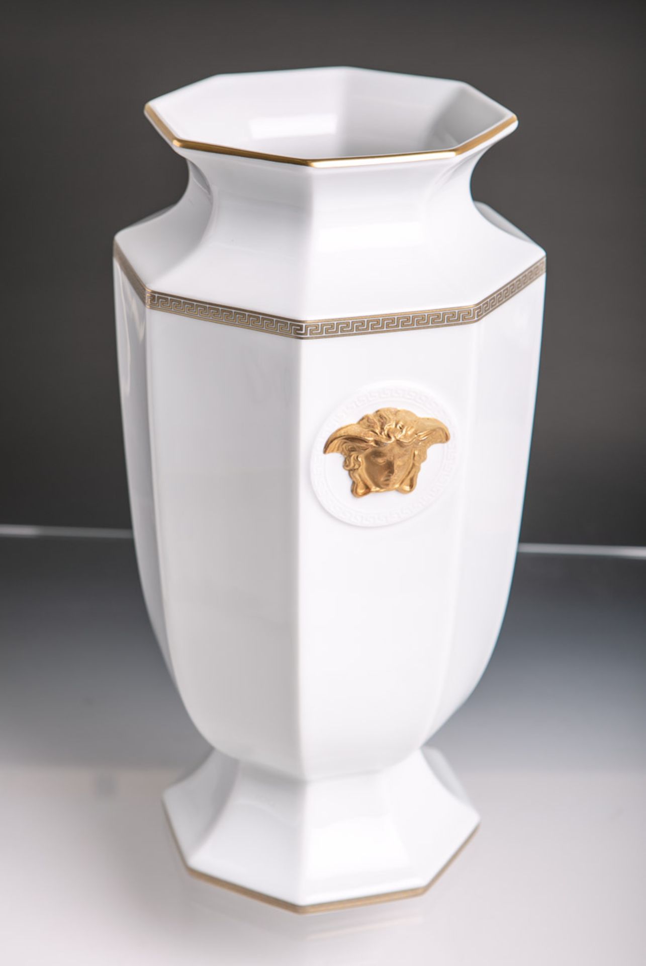 Versace-Vase (Rosenthal, schwarze Plakette, studio-linie), Modell "Gorgona", facettierter