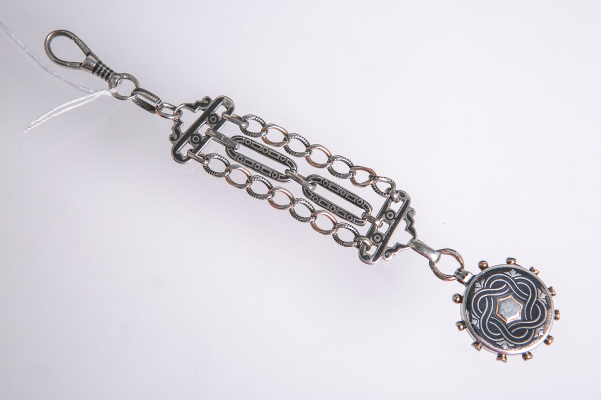 Taschenuhranhänger-/zipel aus Silber in Tulatechnik (wohl um 1900), mit aufklappbarem