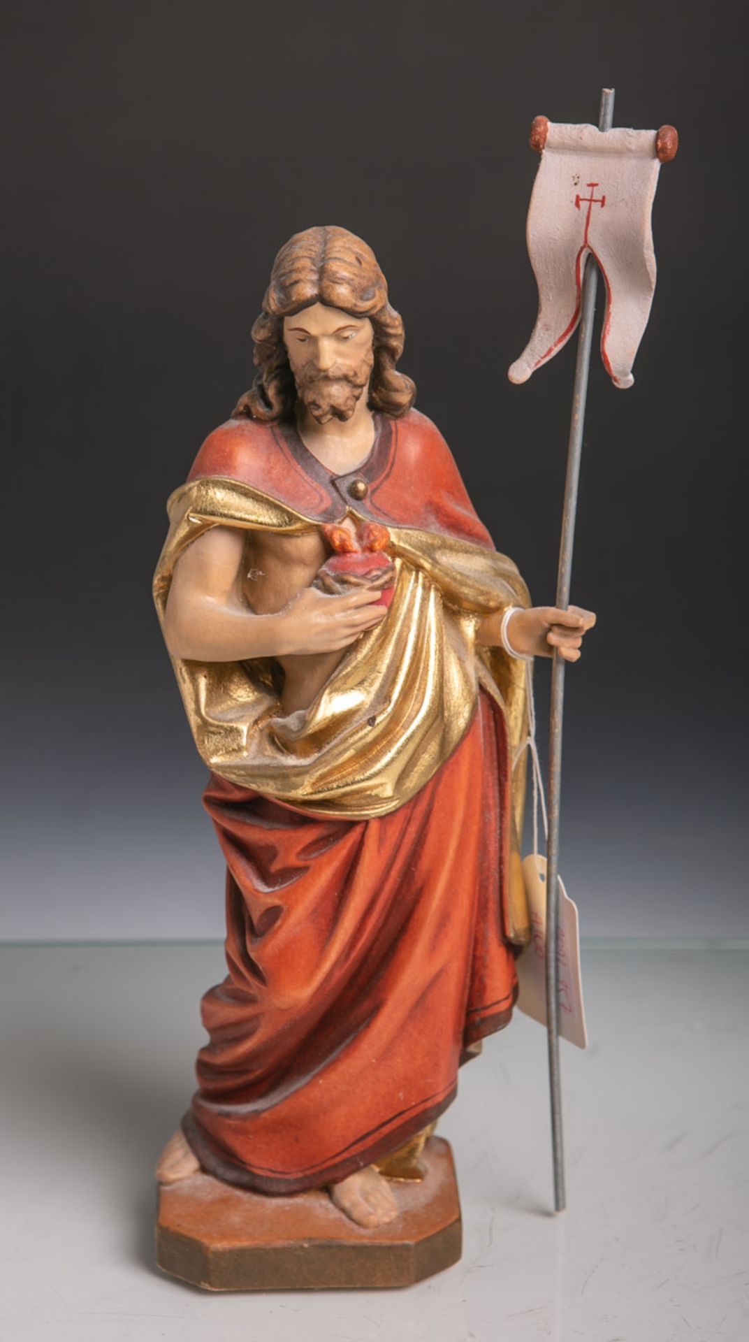 Holzfigur des auferstandenen Christus m. Herz u. Siegesfahne (20. Jahrhundert),