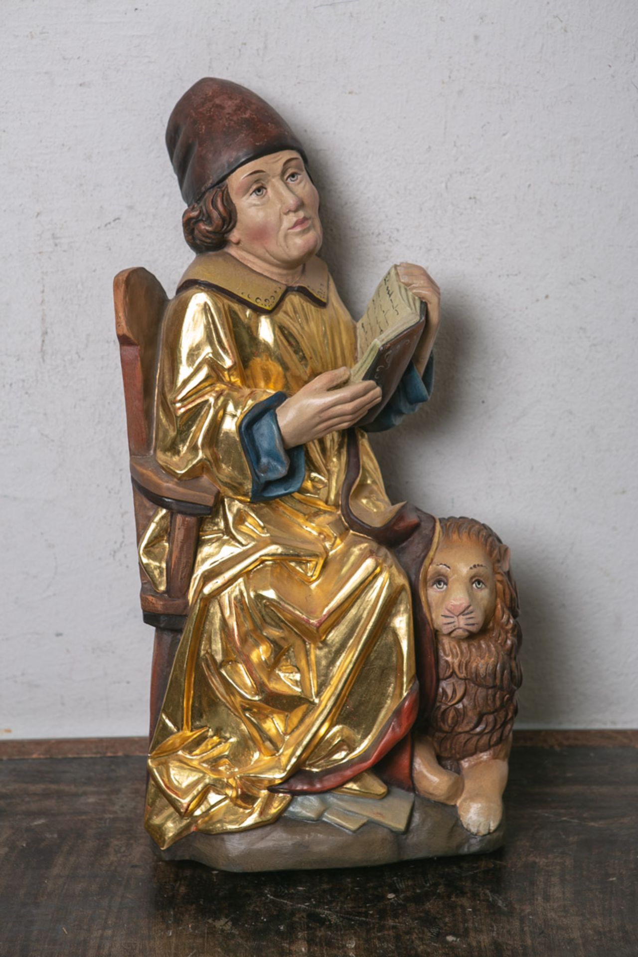 Holzfigur im Stil des 15. Jahrhunderts (neuzeitlich), Darstellung eines Heiligen m. Buch