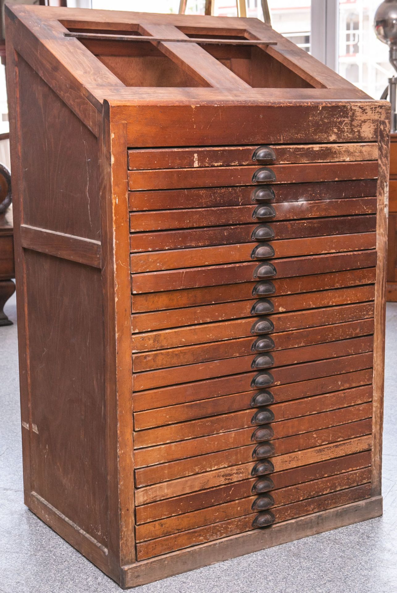 Antiker Setzkastenschrank aus alter Druckerei (wohl um 1900), aus Buchenholz, mit