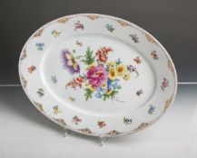Große ovale Platte mit Blumendekor aus Porzellan von Dresden (grüne Unterbodenmarke, wohl