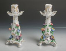 Zwei üpppig dekorierte Kerzenhalter aus Porzellan wohl von Dresdner (blaue