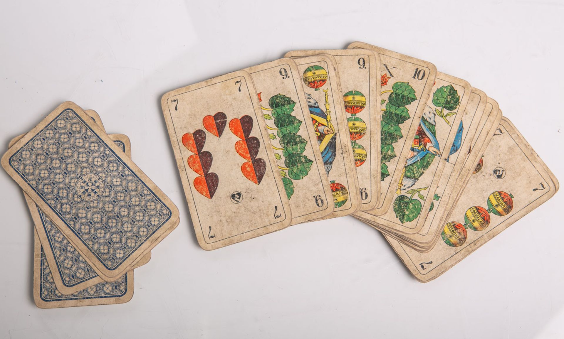 Altes Kartenspiel (wohl 19. Jahrhundert), 31 Karten. Gebrauchsspuren, auf Vollständigkeit