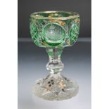 Kelchglas (Biedermeier, um 1830), klares Glas, teils grün überfangen, m. polychromer