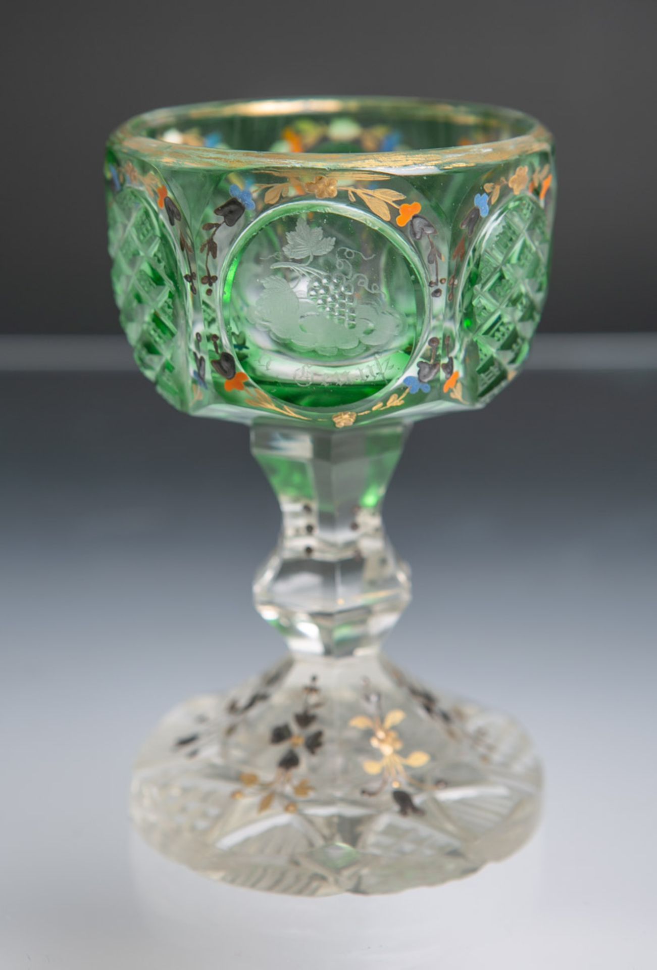 Kelchglas (Biedermeier, um 1830), klares Glas, teils grün überfangen, m. polychromer