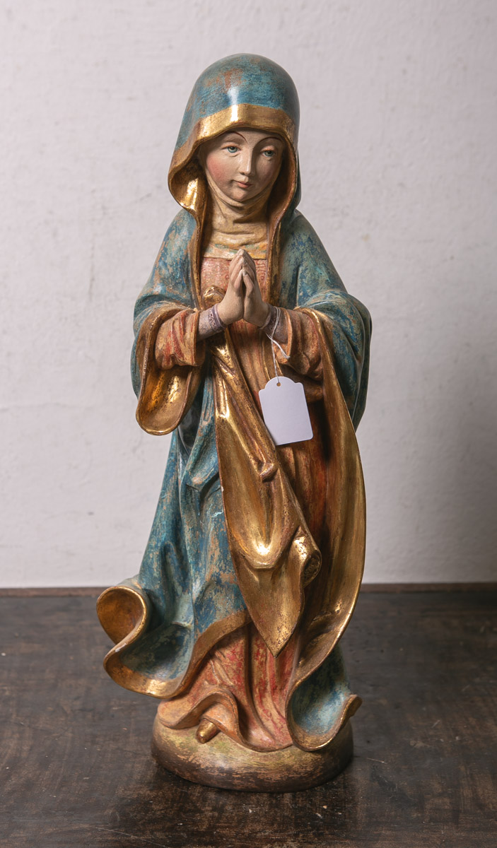 Holzfigur der betenden Maria (20. Jahrhundert), vollplastisch geschnitzt, polychrom