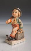 Junge mit Tasche und Schirm (Hummelfigur) aus Keramik von Goebel (blaue Unterbodenmarke,