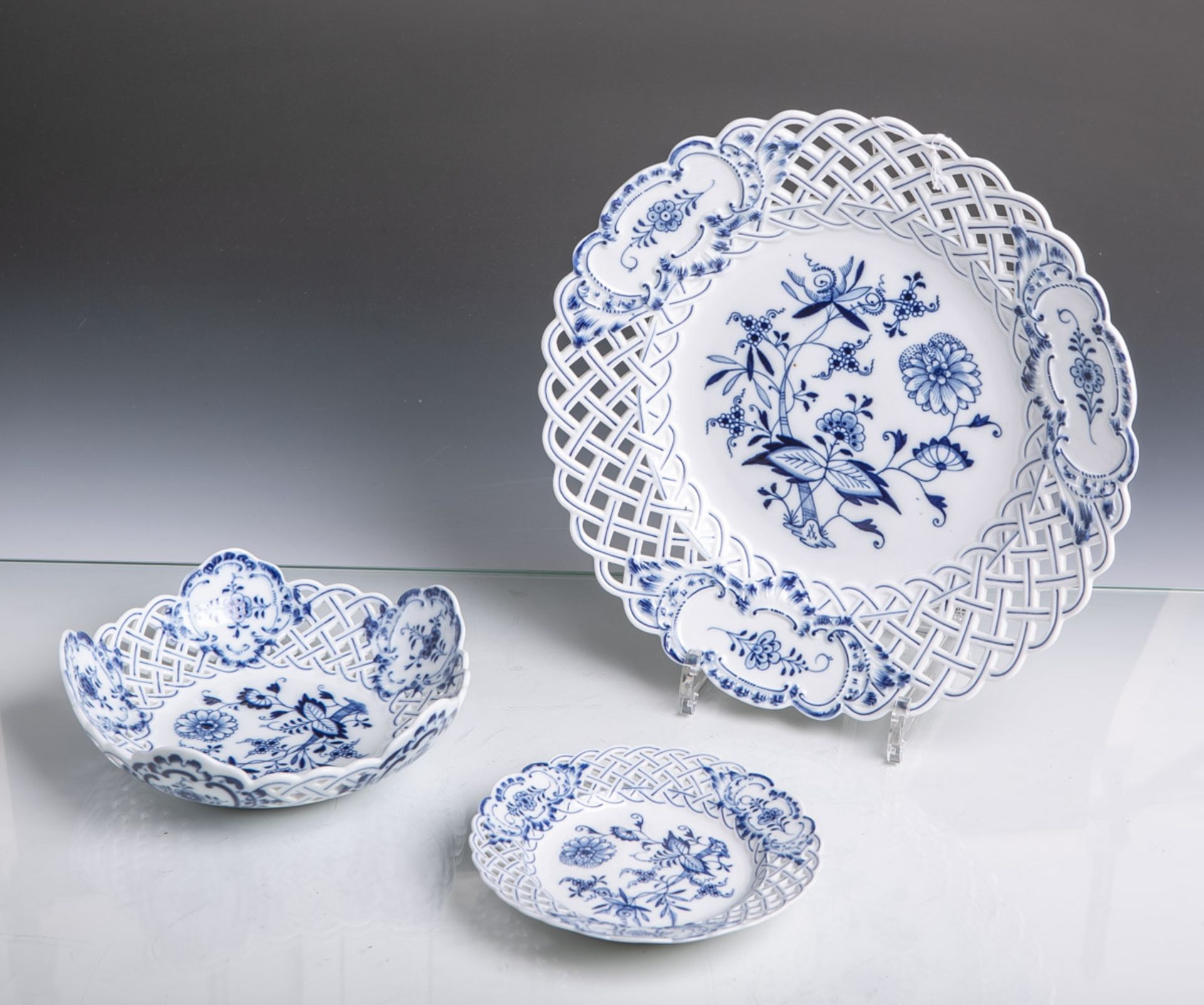 Konvolut von 3 Schalen (Meissen, Knaufzeit, blaue Unterbodenmarke), Zwiebelmuster,