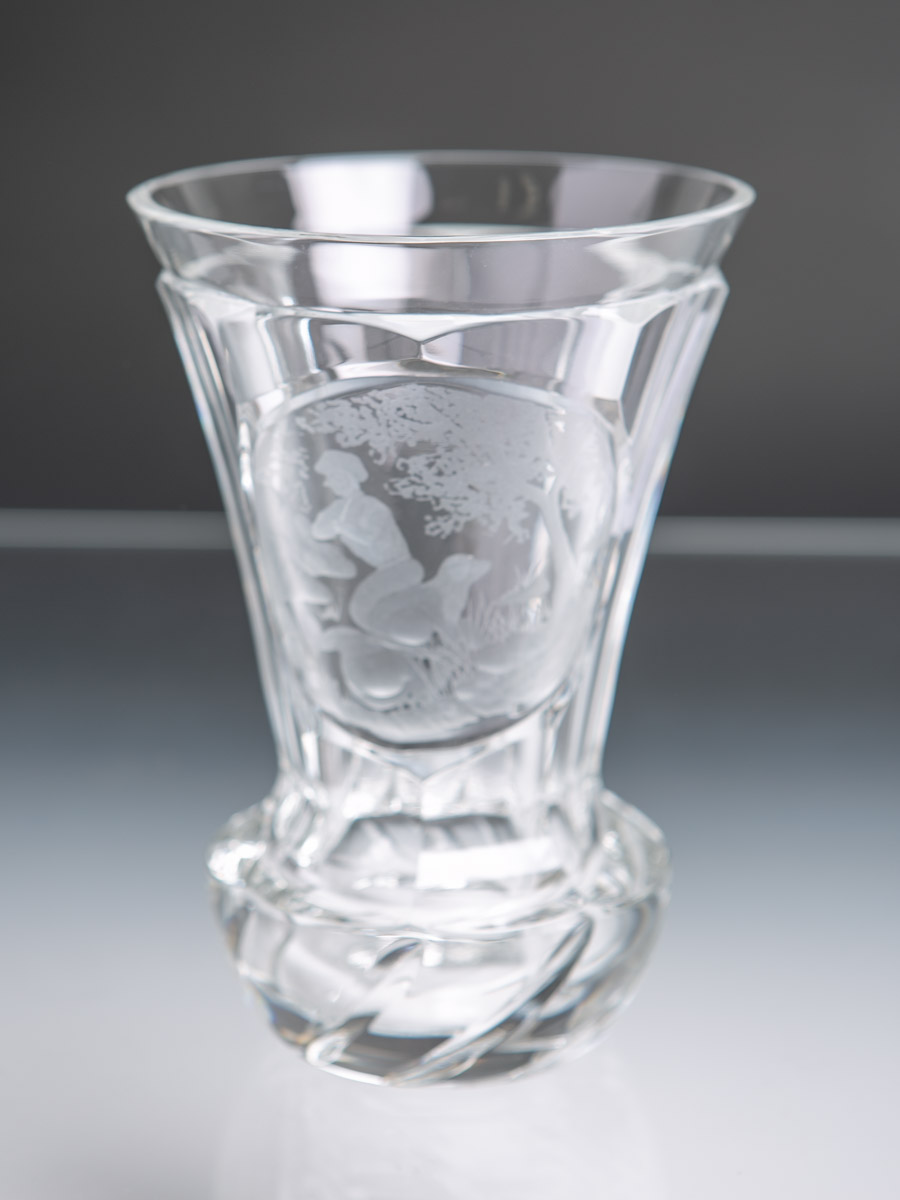Becherglas aus klarem Glas/Kristallglas, im Medaillon geschliffene jagdliche Szenerie, H.