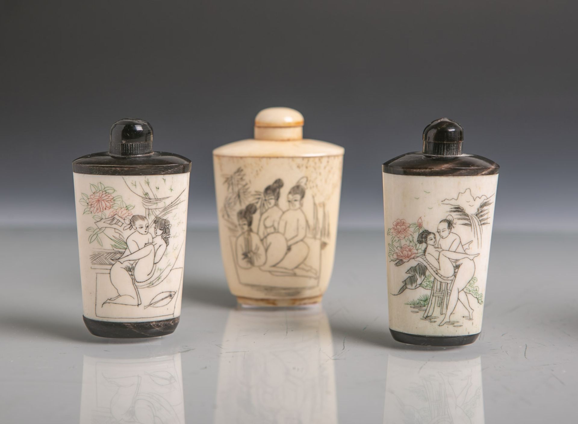 3 Snuffbottle aus Bein (wohl Japan), je m. erotischer Darstellung, farbig gefasst, H. je