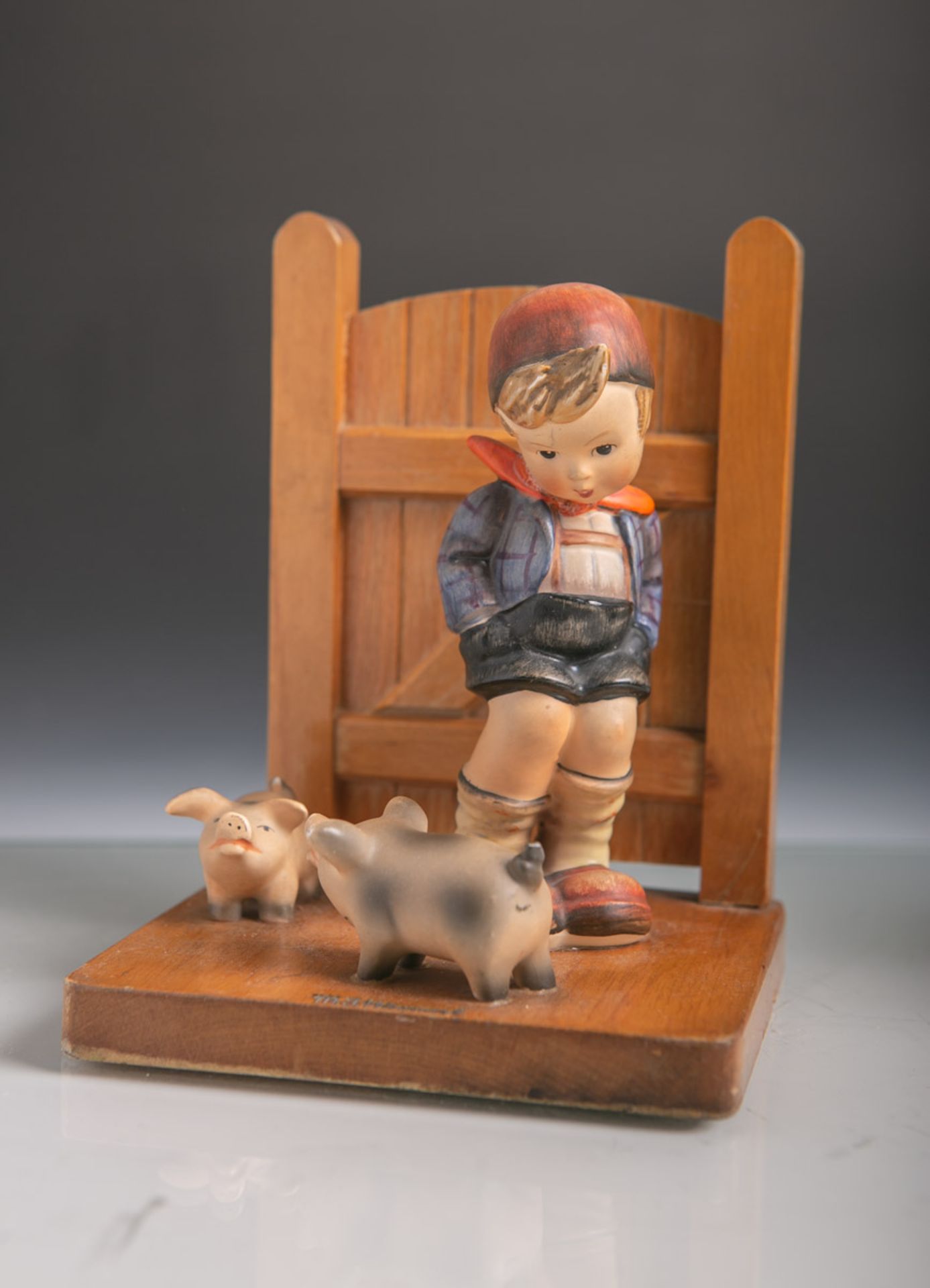 Junge mit zwei Ferkeln vor einem Holzgatter (Hummelfigurengruppe) aus Keramik von Goebel