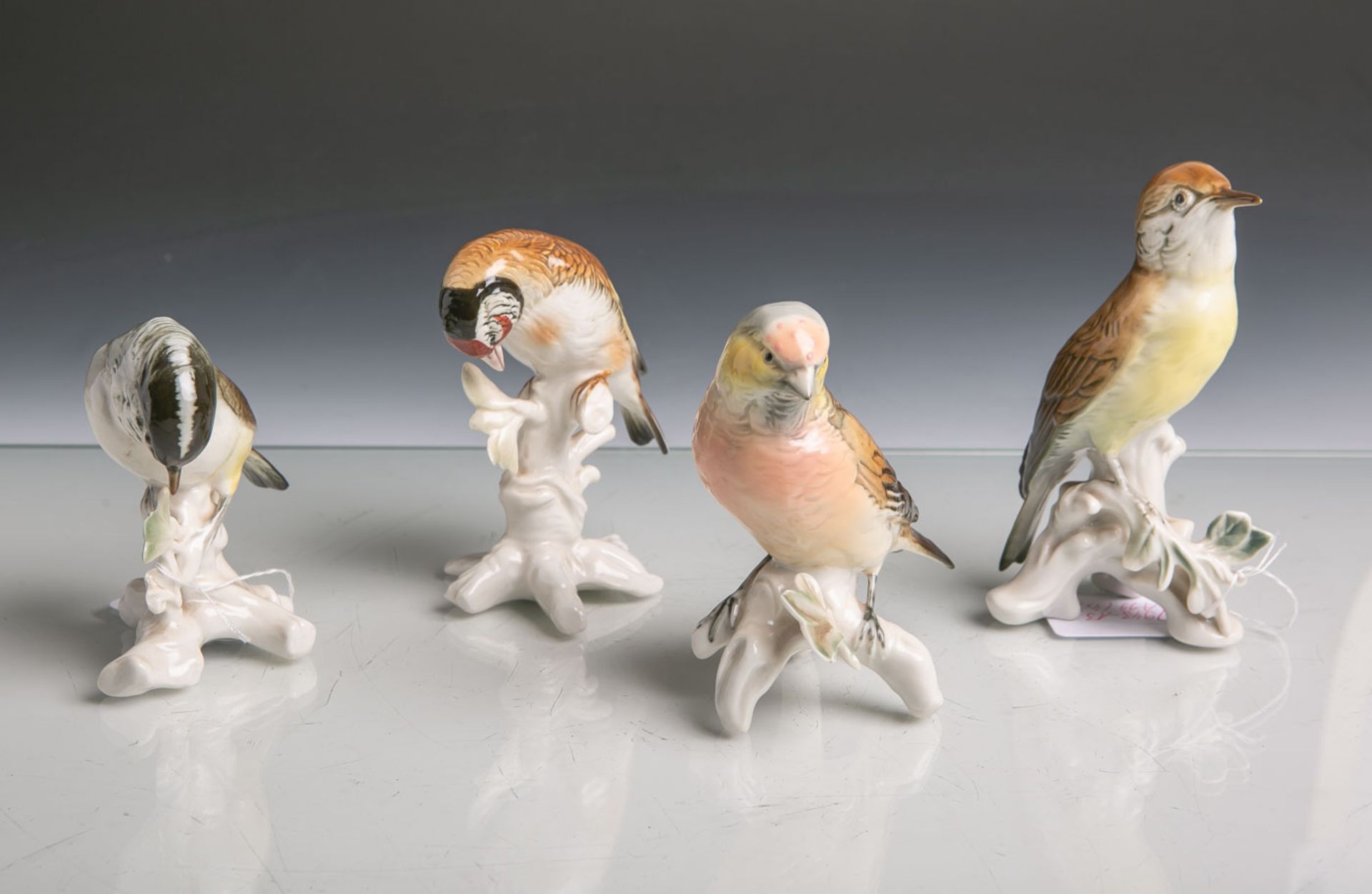 Vier verschiedene Vogelfiguren aus Porzellan (ENS, Unterbodenmarke, wohl 19./20.