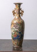 Porzellanvase (China), kegelförmiger Korpus m. schlanken hohen trichterförmigen Hals,