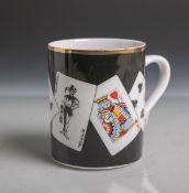 Moderne Kaffeetasse mit Spielkartenmotiv aus Porzellan (Tiffany u. Co.), mit Goldrand, auf