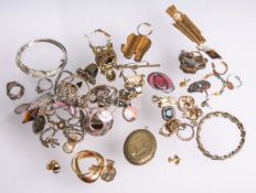Gr. Konvolut von altem Modeschmuck, Metall vergoldet, bestehend aus div. Ringen, Ketten,