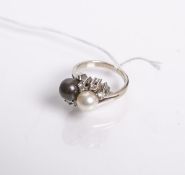 Damenring 585 WG (1970er Jahre), besetzt m. 2 Perlen (Dm. je ca. 6 mm), davon 1 in