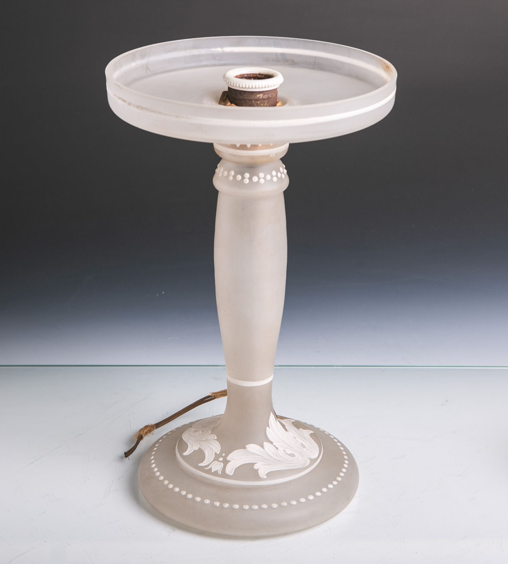 Ehemaliger antiker Lampenfuß aus farblosem mattierten Glas (wohl 1880/90), mit weißer