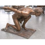 Voci, Nicola (20. Jahrhundert), "Inconscio", knieender Männerakt, Bronze (Vollguss), auf dem Sockel