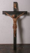 Kruzifix (neuzeitlich), Holz geschnitzt, 3-Nagel-Typus, Kreuz schwarz gefärbt, 70 x 36 x