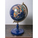 Globus (wohl USA, 1970/80er Jahre), aufwendig gestaltet, Fuß aus manganblauen Porzellan,