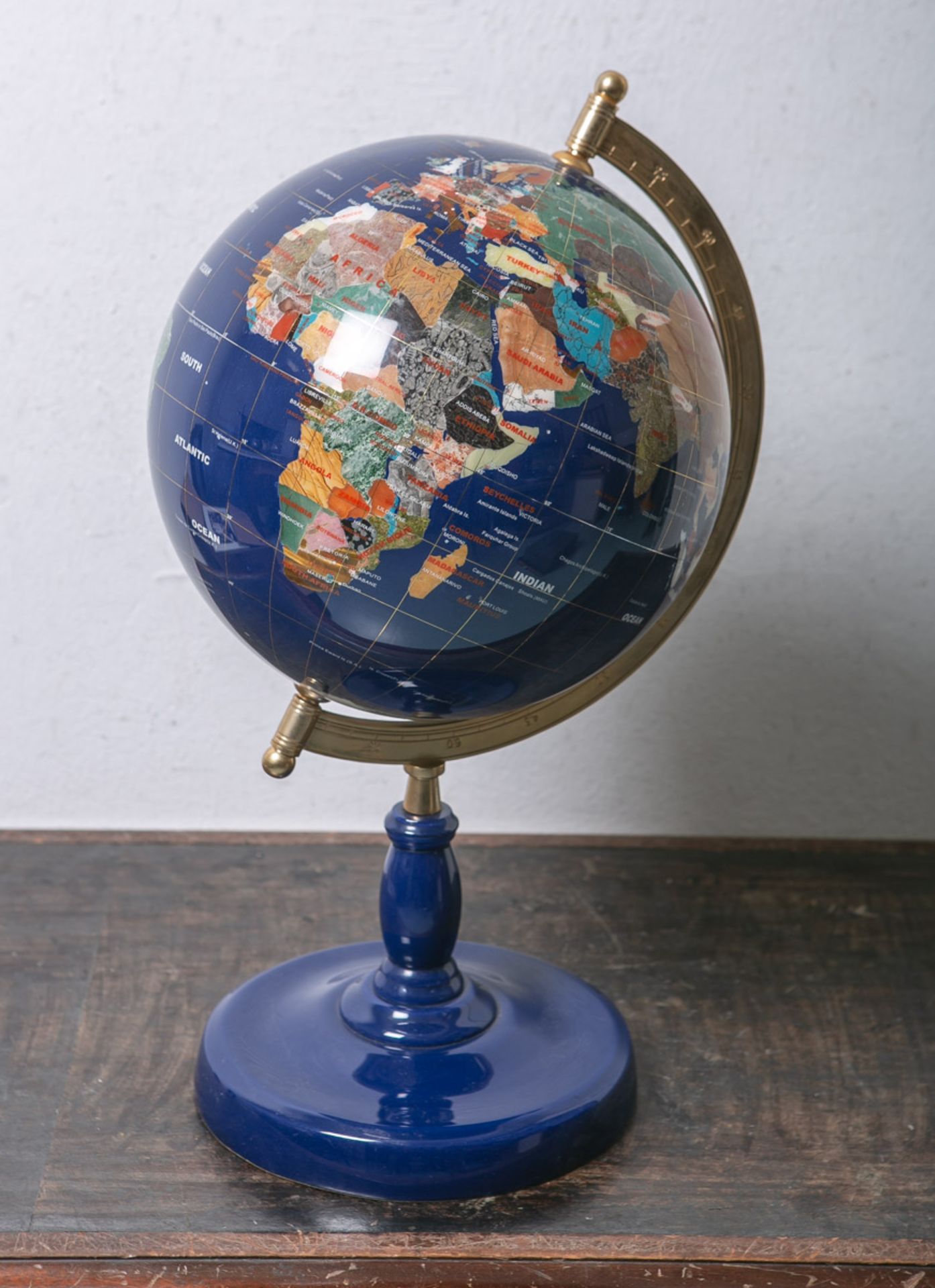 Globus (wohl USA, 1970/80er Jahre), aufwendig gestaltet, Fuß aus manganblauen Porzellan,
