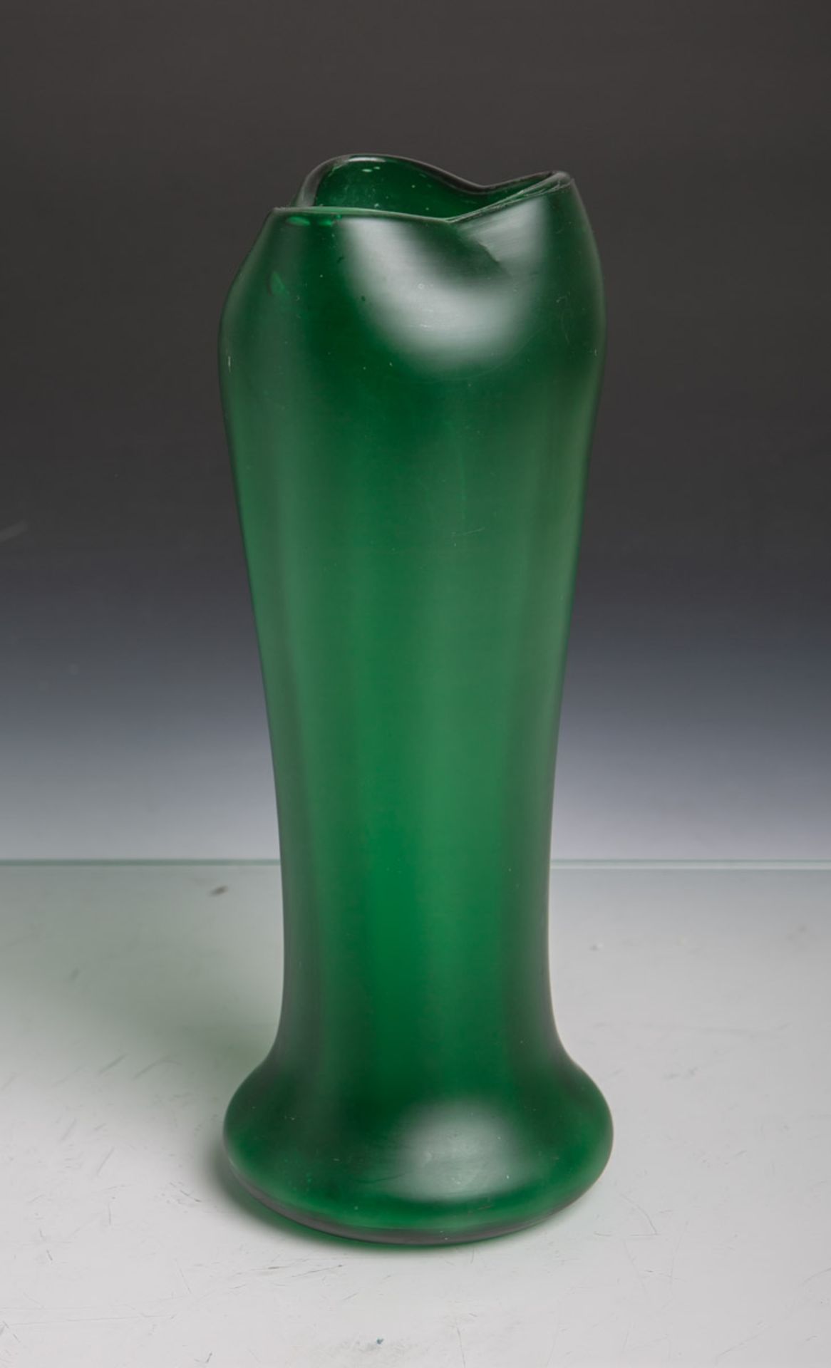 Jugendstil-Glasvase von Lötz (um 1900), in grün, mit dreifacher Mündung, H. ca. 27,5 cm.
