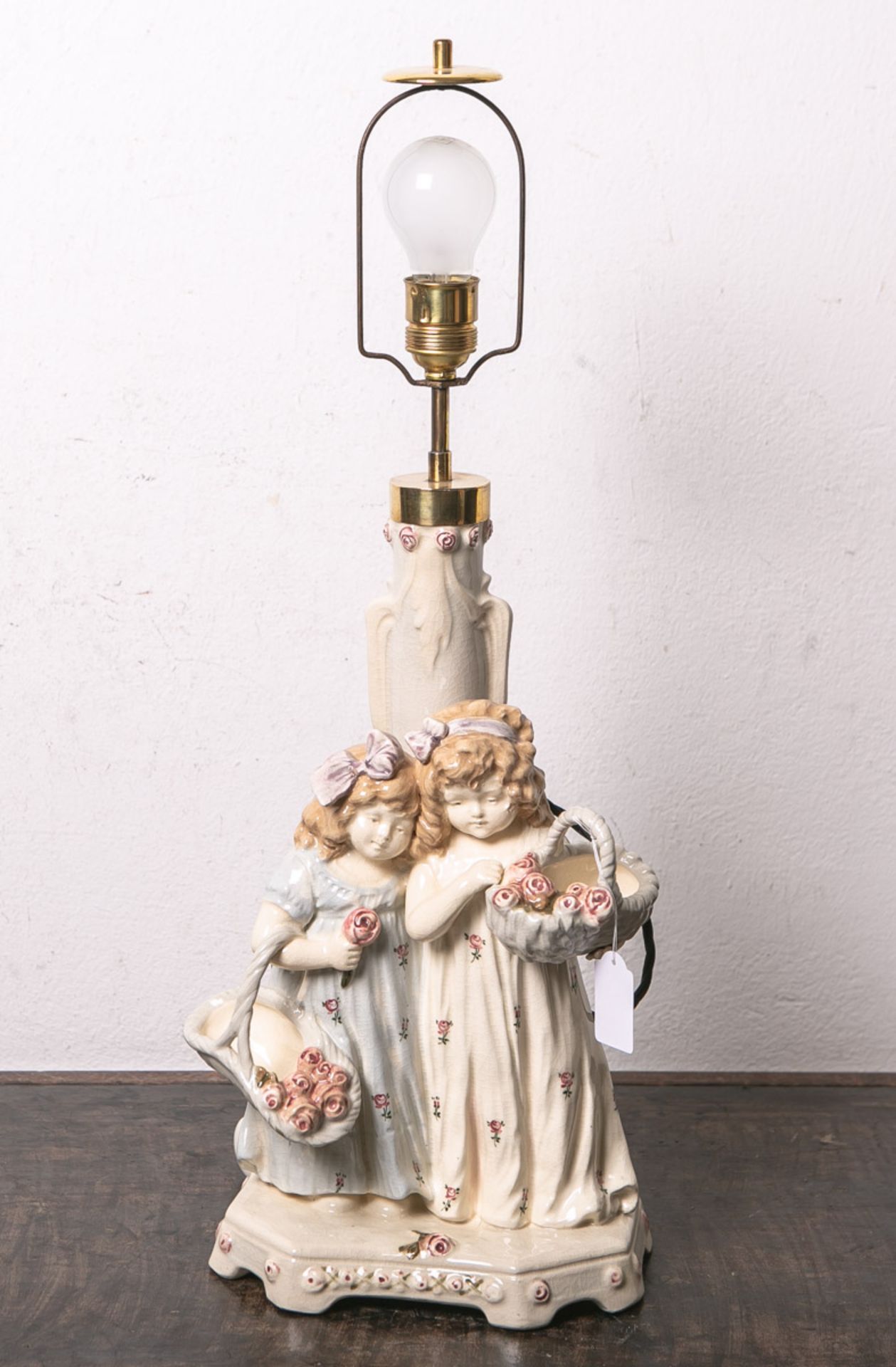 Biedermeier-Lampe mit Figuren aus Keramik (Entwurf wohl von Rudolf Podany für Keramos