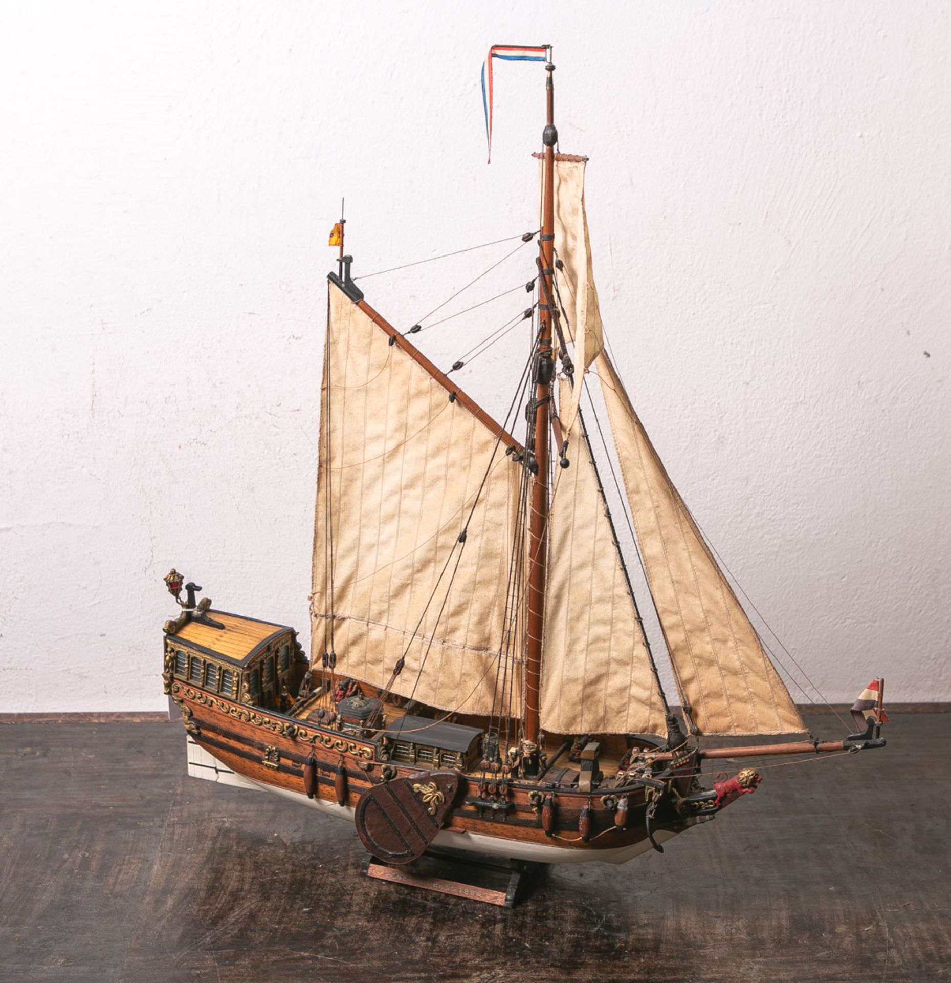 Modell eines niederländischen Segelschiffes "Statenjacht", ca. 67 x 60 x 13 cm, auf Sockel