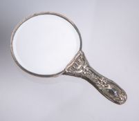 Kl. Spiegel, 900 Silber Fassung, Jugendstil-Dekor, gestempelt, Dm. (Spiegel) ca. 6 cm,