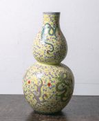 Vase (China, Alter unbekannt, rote Unterbodenmarke), kürbisförmiger Körper, gelber Fond,