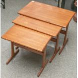 3-teiliger Satztisch (wohl 1970er Jahre), aus Tropenholz, Unterbodenherstellerstempel "VM"
