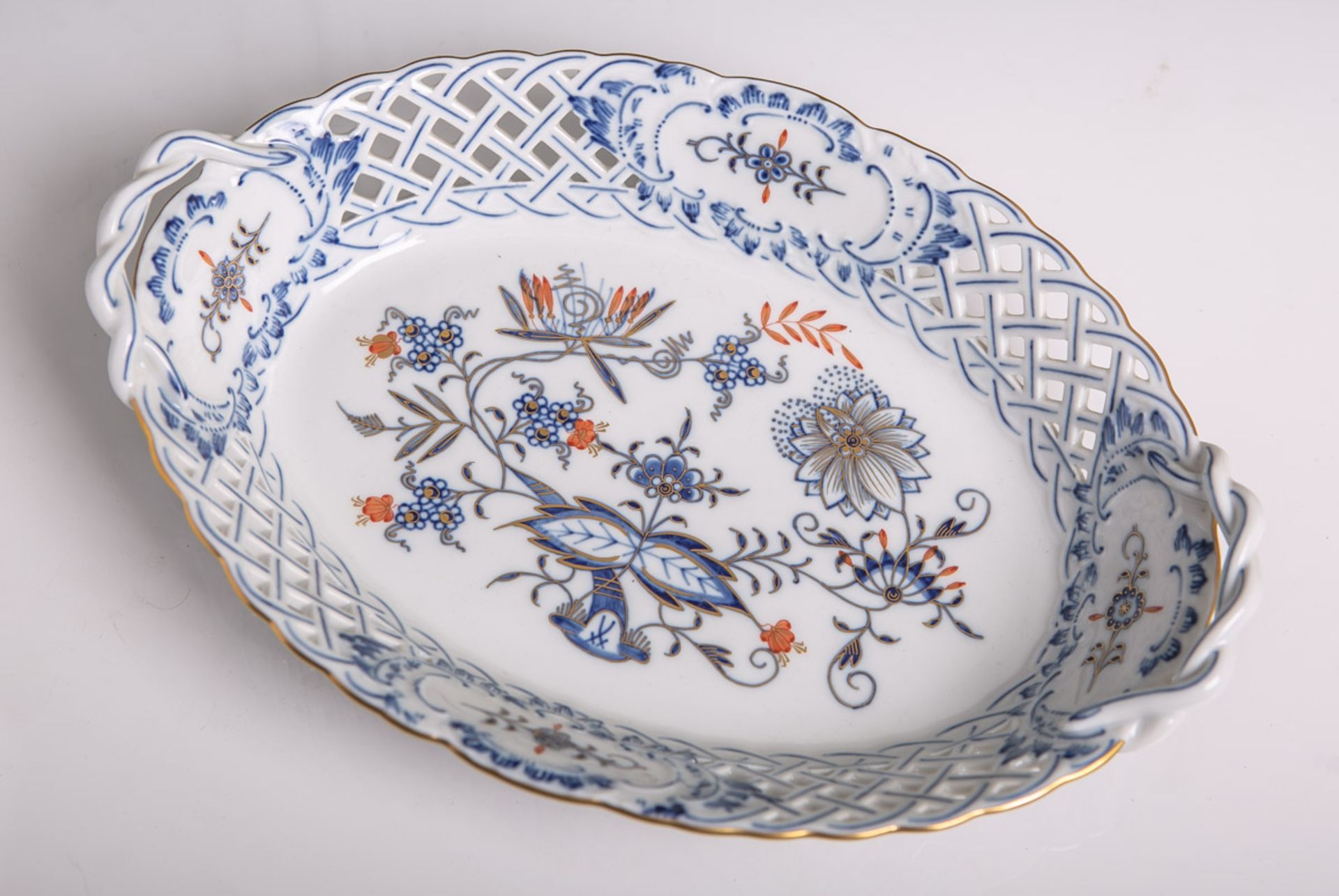 Ovales Körbchen aus Porzellan von Meissen (blaue Unterbodenschwertermarke, wohl 20.